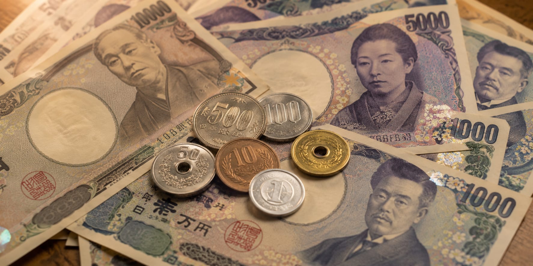 Japanese currency in circulation guide: yen banknotes (1000, 5000, 10000) and coins (1, 5, 10, 50, 100, 500 yen)